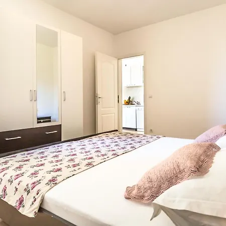 Jure Apartment *